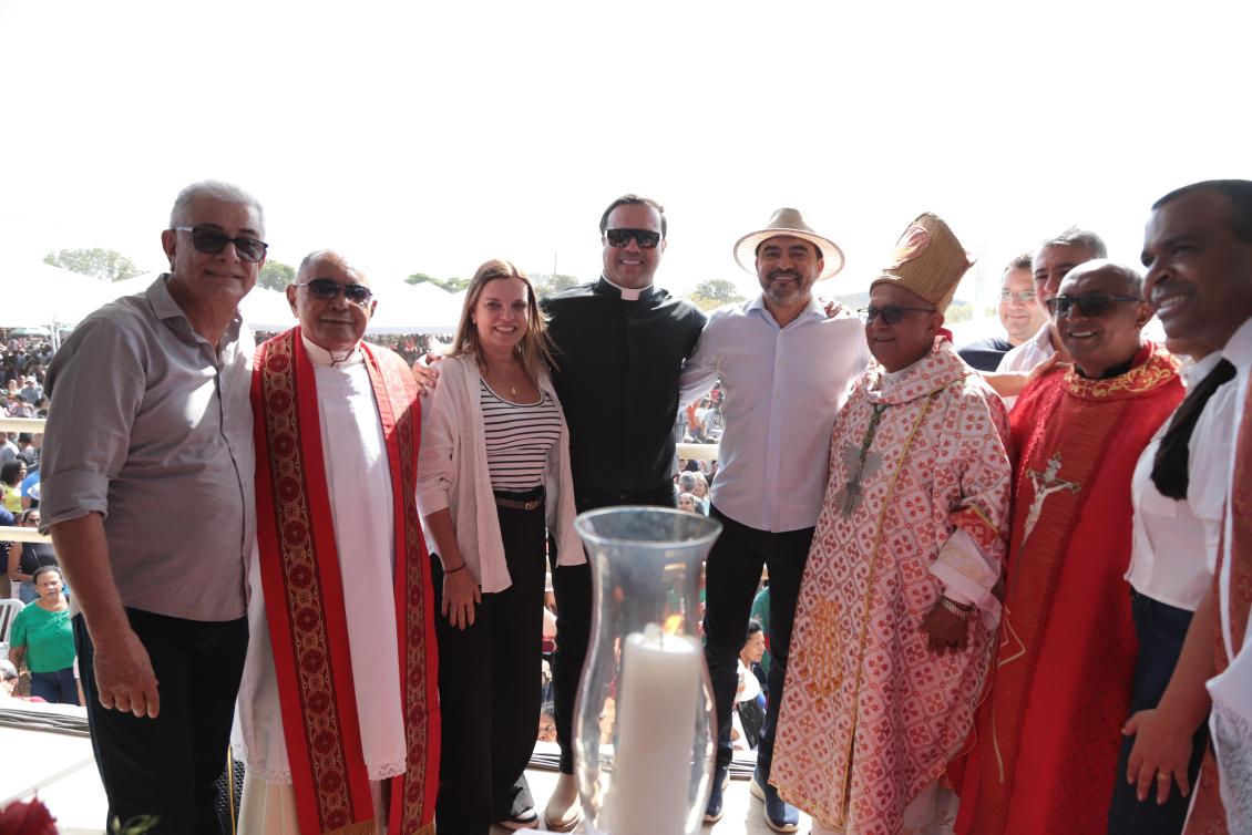 Claudia Lelis ao lado do governador Wanderlei Barbosa durante missa do Bonfim 