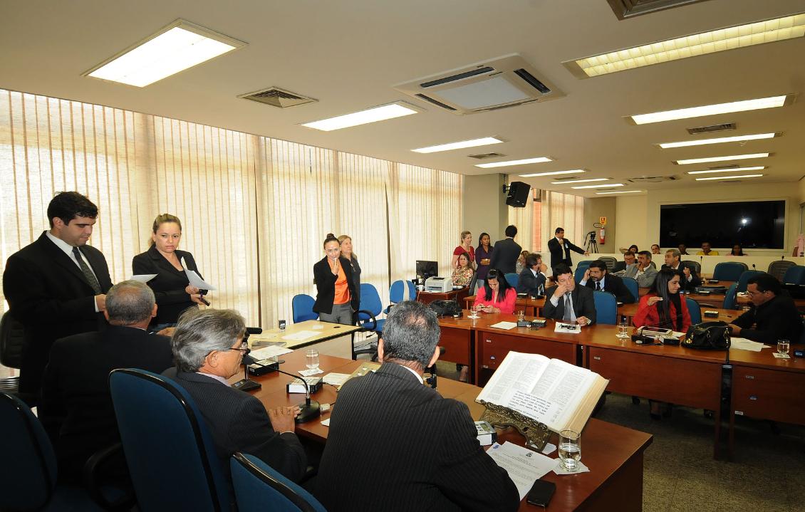 Deputados reunidos na sala das comissões