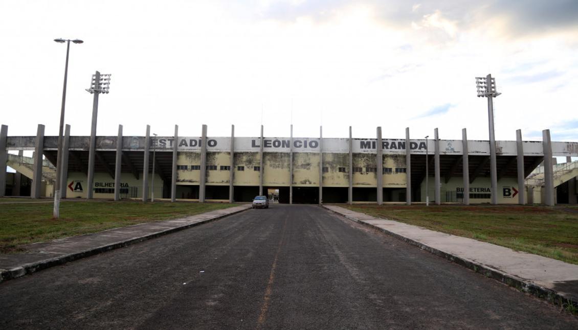 A falta de manutenção e a ação do tempo danificaram a estrutura do estádio.