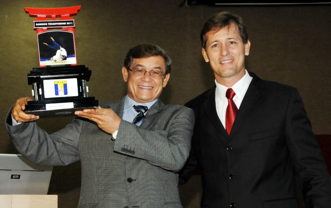 Moreira exibe troféu ao lado de Tom Pacheco