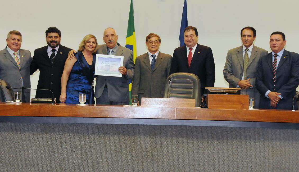 Paulo Sidnei (com a placa), esposa e deputados