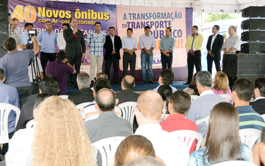 Sandoval prestigia entrega de ônibus para o transporte coletivo de Palmas