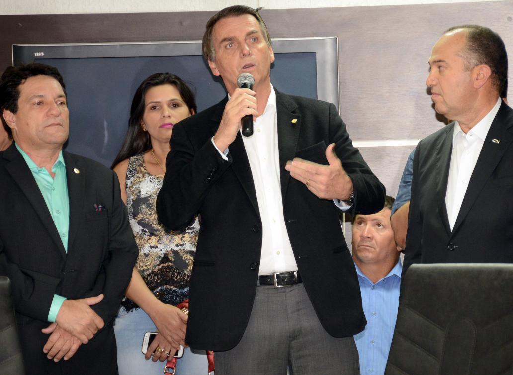 Bolsonaro disse que  cumpre uma decisão do partido de viajar pelo País