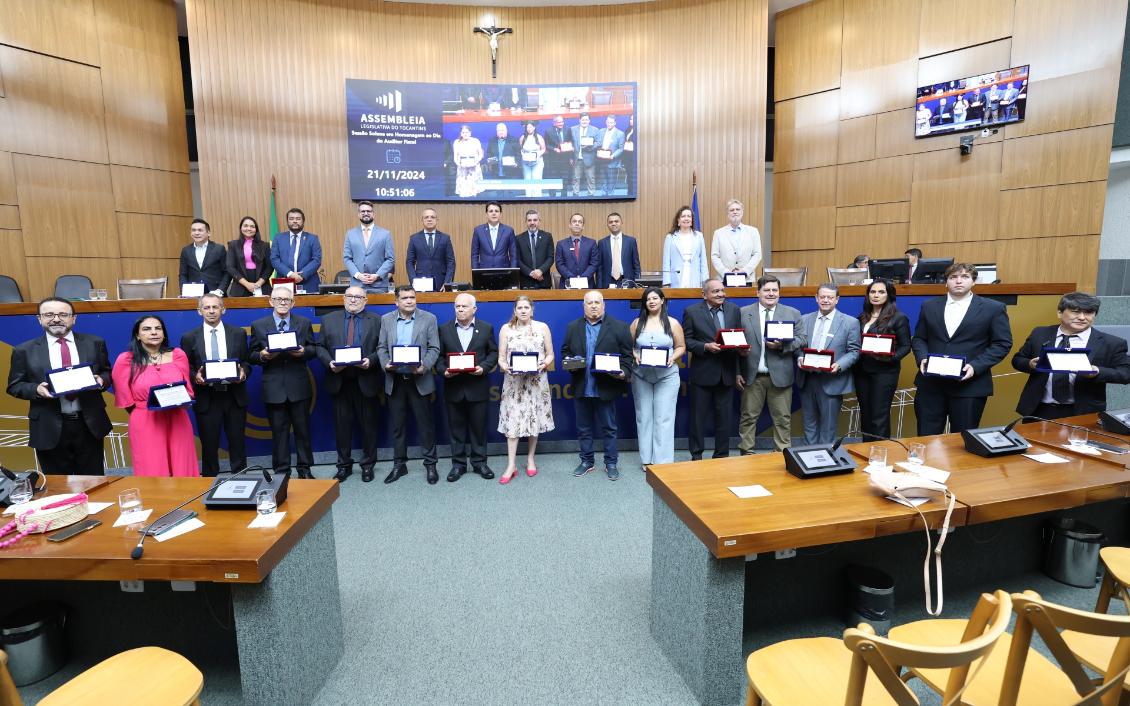 Foram homenageadas 28 personalidades com honrarias e comendas