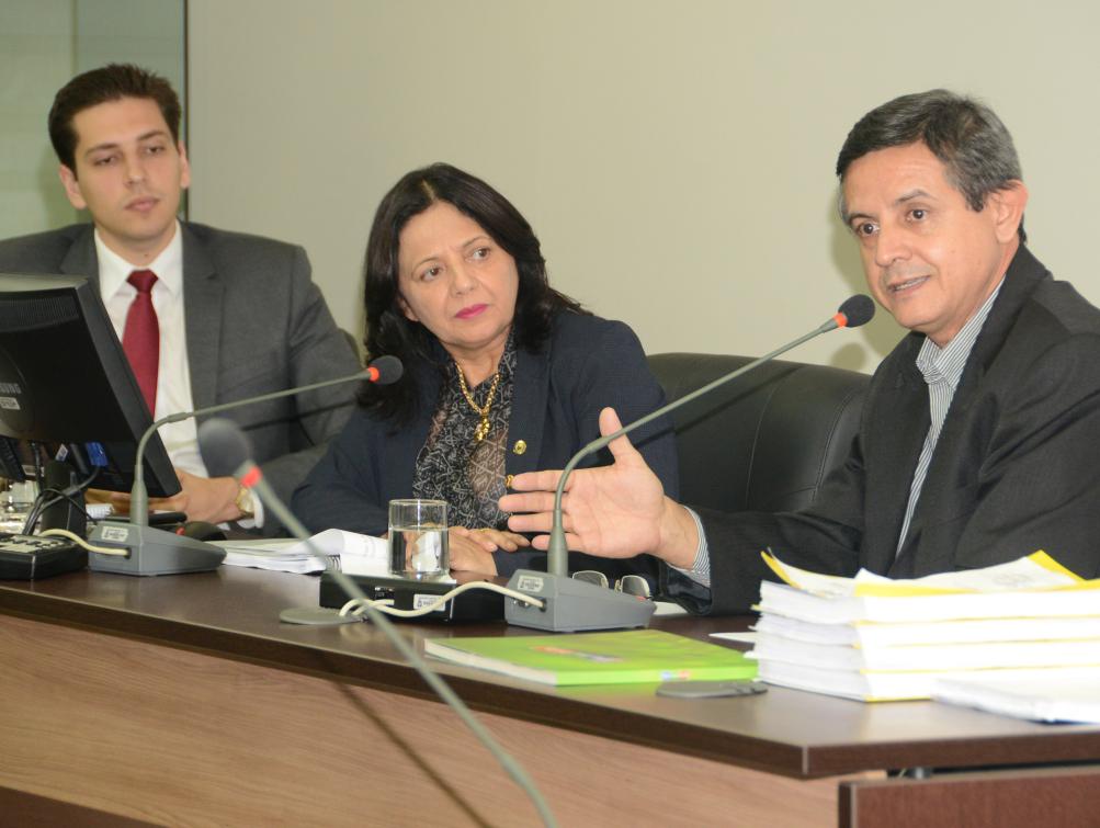 Secretário estadual de saúde apresenta relatório aos deputados