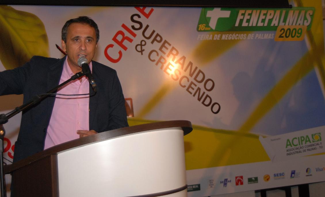 Deputado Carlos Gaguim em evento da Fenepalmas