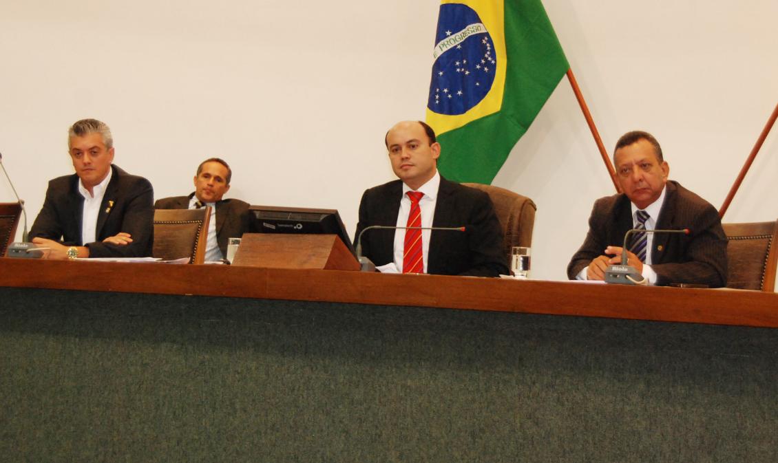 Kaká Nogueira presta informações aos deputados
