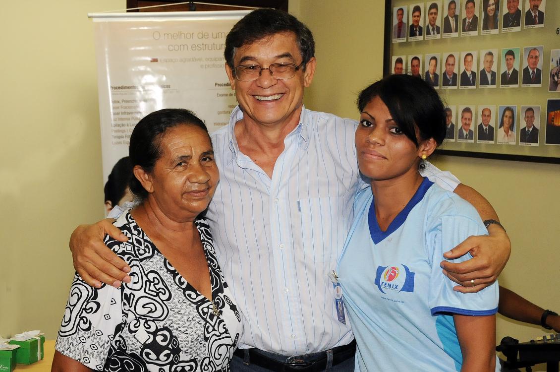 Presidente Raimundo Moreira ladeado por mães