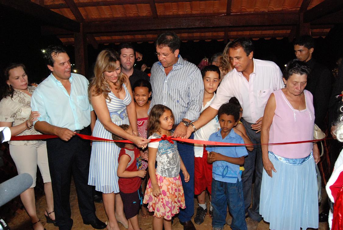 Gaguim, Marcelo e Dulce Miranda inauguram vila