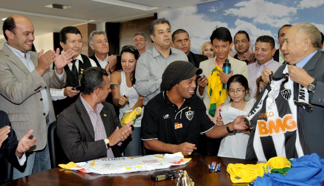 Ronaldinho no gabinete do Palácio Araguaia