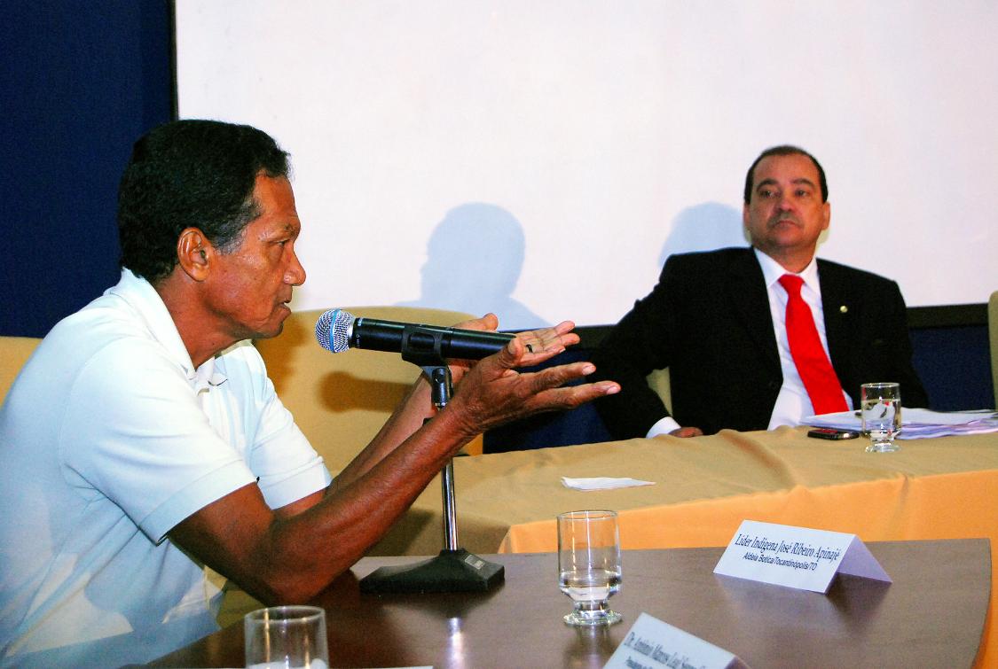 Vicetinho Alves e representante indígena