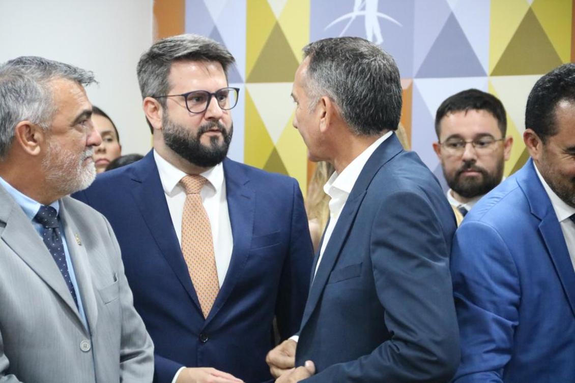 Deputado Eduardo Mantoan cumprimenta o ministro Waldez Góes