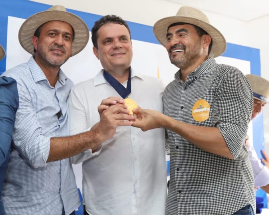 Luciano com o homenageado Wagno Milhomem e o governador Wanderlei Barbosa.