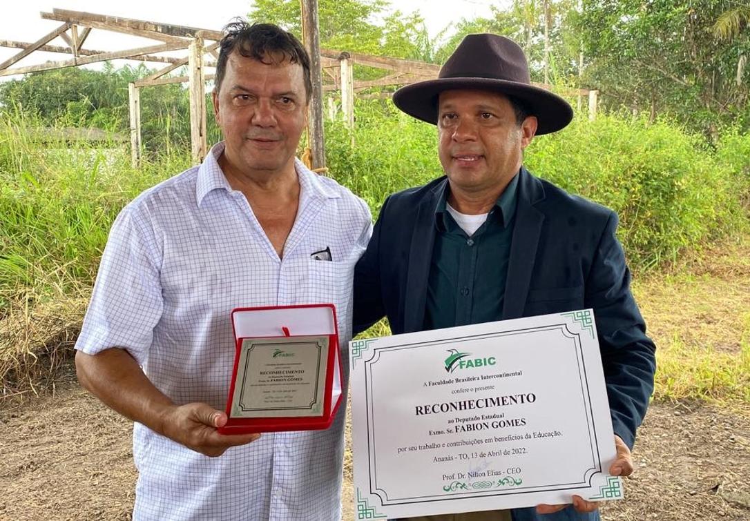 Ele recebeu da Fabic o título de Mérito Universitário 