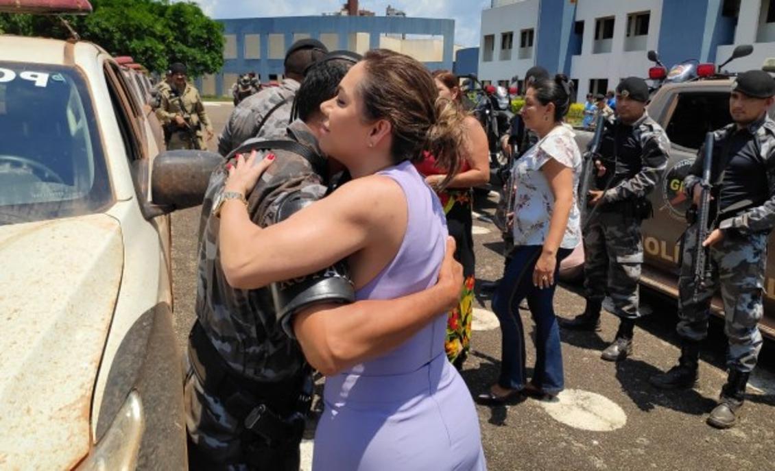 Luana Ribeiro cumprimenta familiares e militares que participaram da ação na região de Pequizeiro