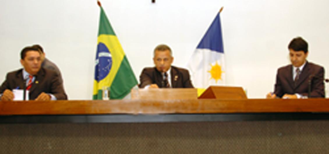 Iderval Silva preside sessão