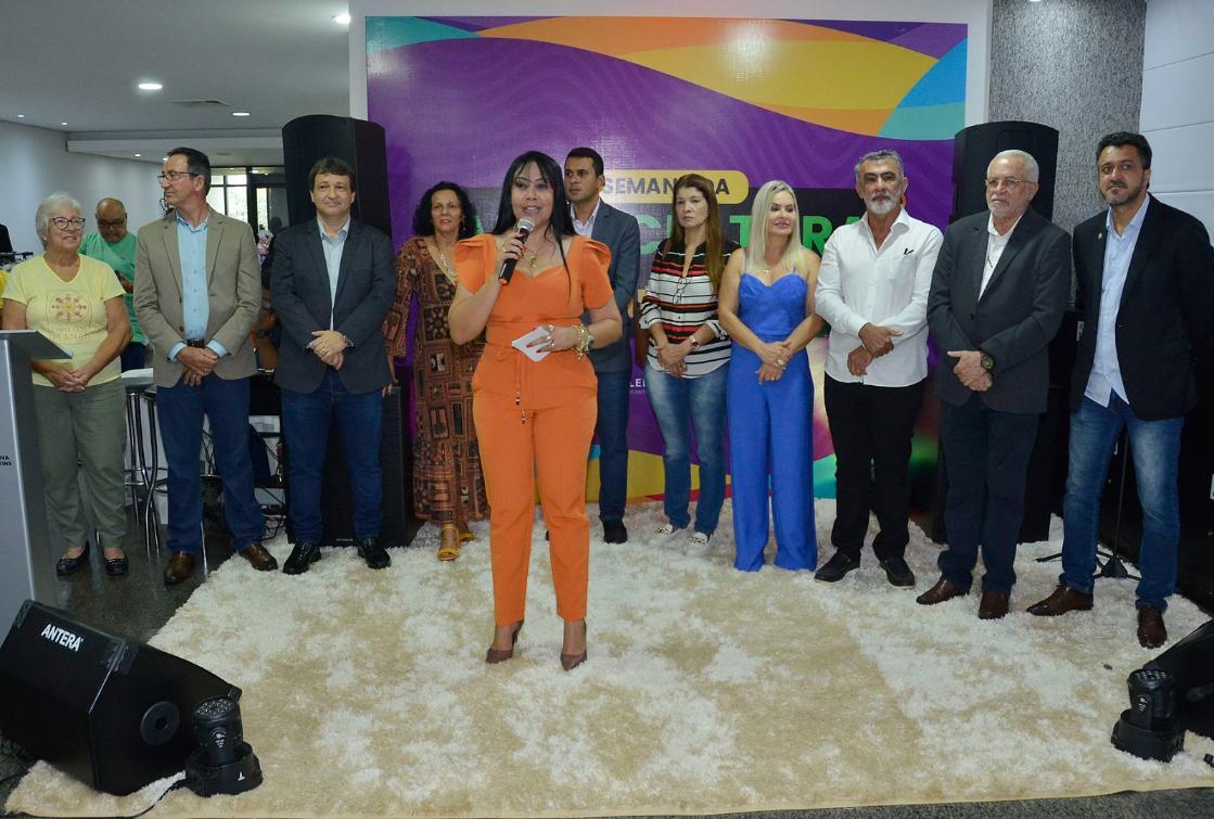 Professora Janad Valcari em discurso na cerimônia de abertura do evento