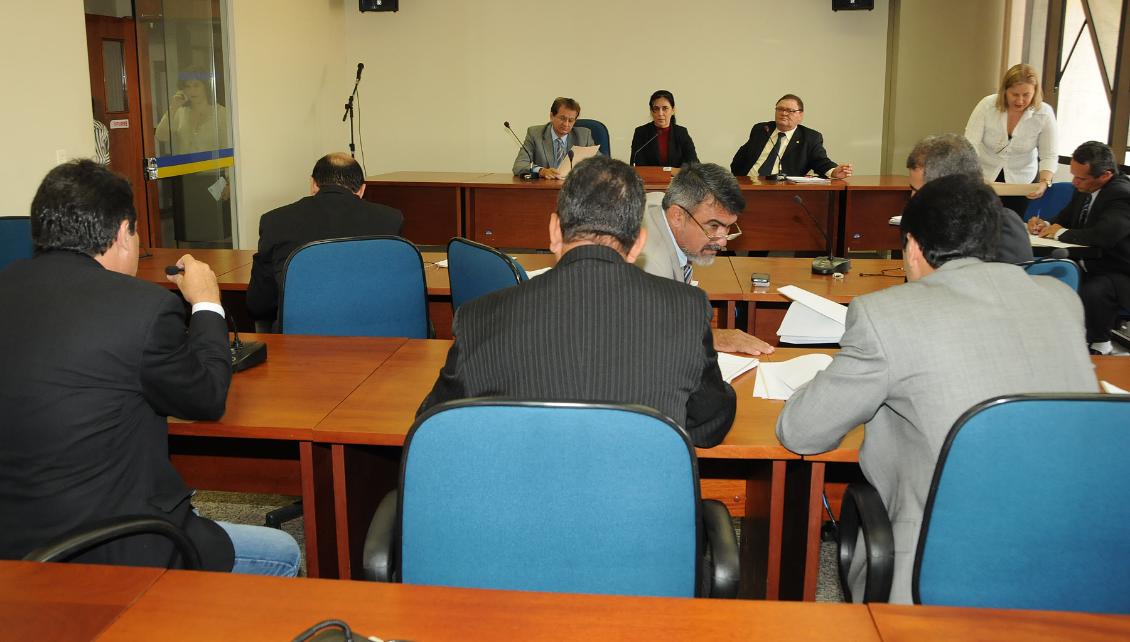 Deputados reunidos em reunião da CCJ