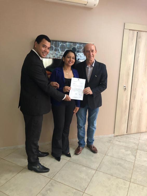 Vanda Monteiro entrega ofício que solicita parceria para presidente da Fecomércio Itelvino Pisone.