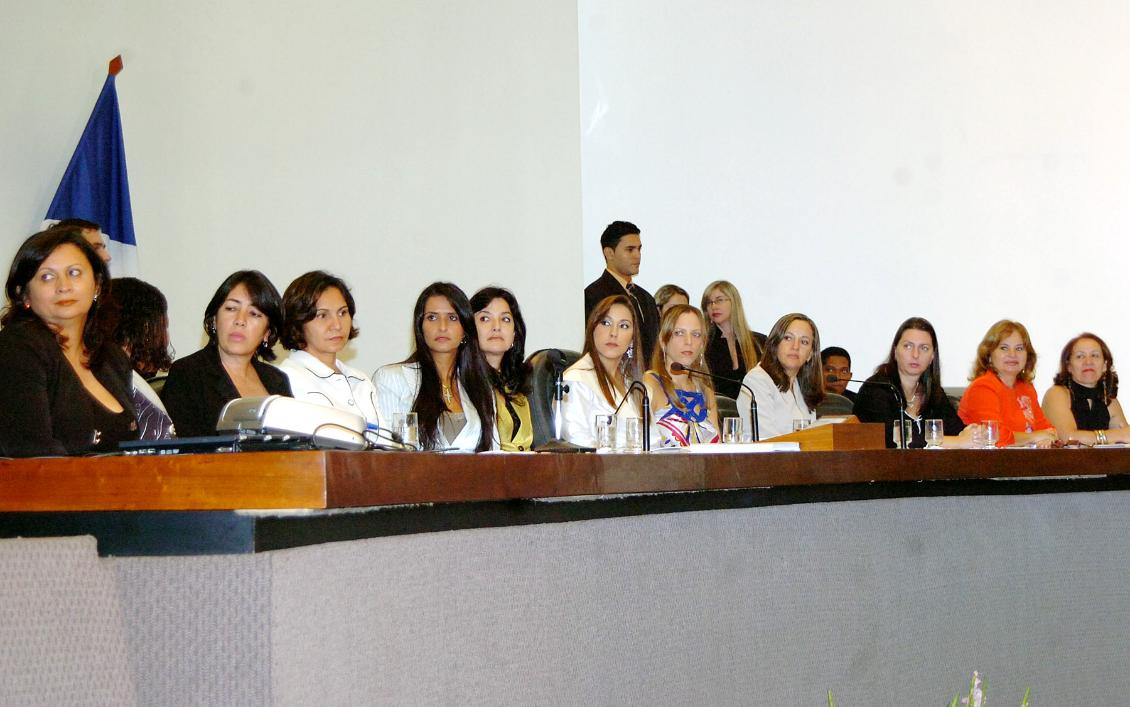 Mesa da Assembléia é composta só por mulheres