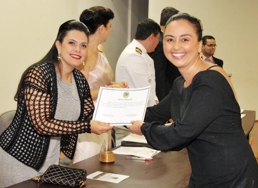 Primeira Dama do Parlamento do Tocantins entrega diploma a formandos