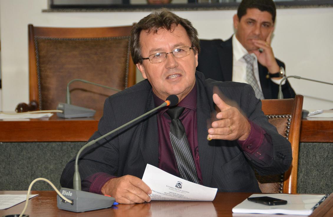 Deputado Vilmar de Oliveira solicita reforma de escolas