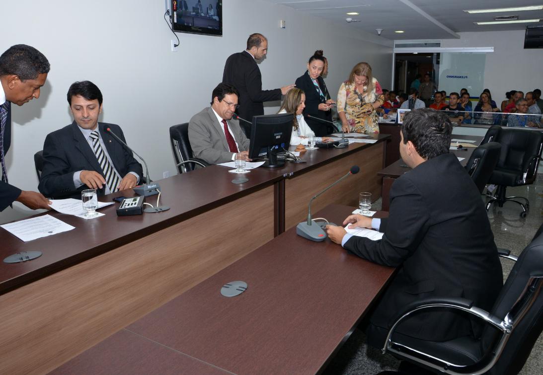 Em sessão extra deputados aprovam várias matérias do Governo do Estado