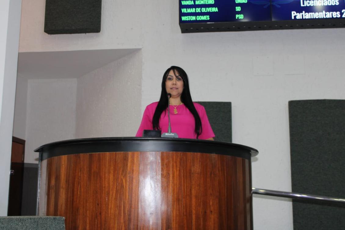 Professora Janad Valcari na tribuna da Assembleia Legislativa do Tocantins