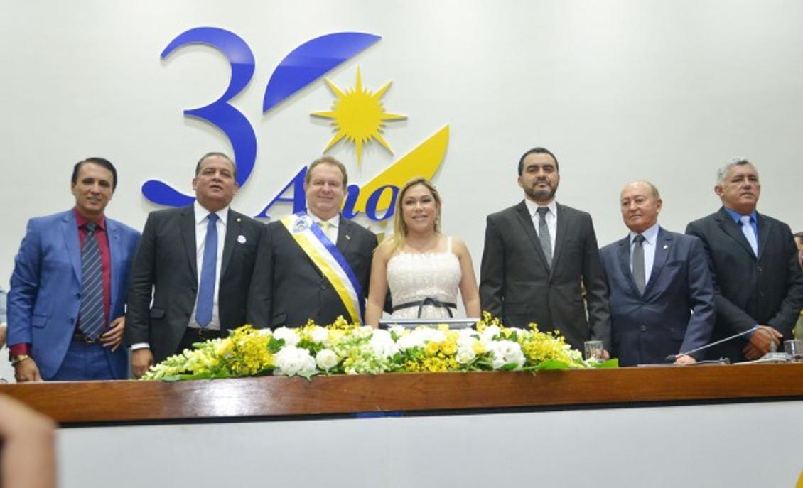 Em sessão presidida por Luana, Mauro Carlesse é empossado Governador do Tocantins