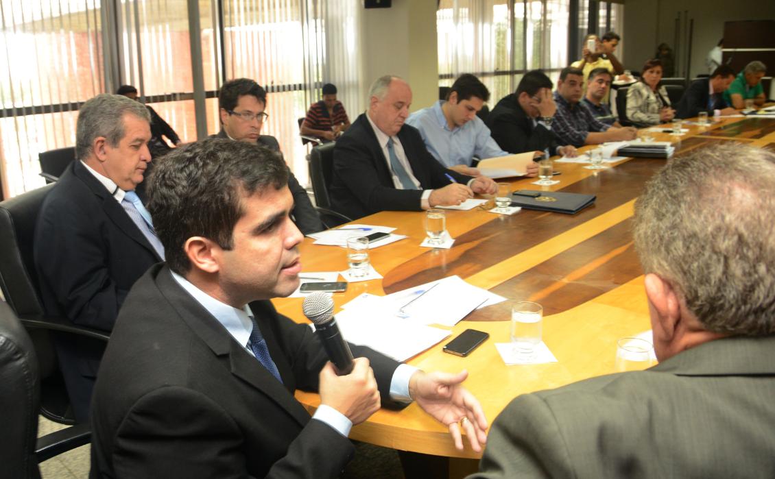 Deputado Ricardo Ayres lidera reunião em busca de equiparação salarial entre os poderes