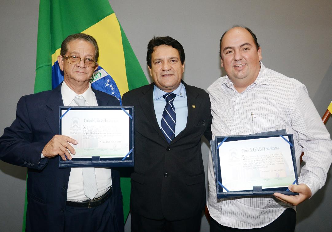 Presidente Damaso ao lado dos homenageados com o título de Cidadão Tocantinense