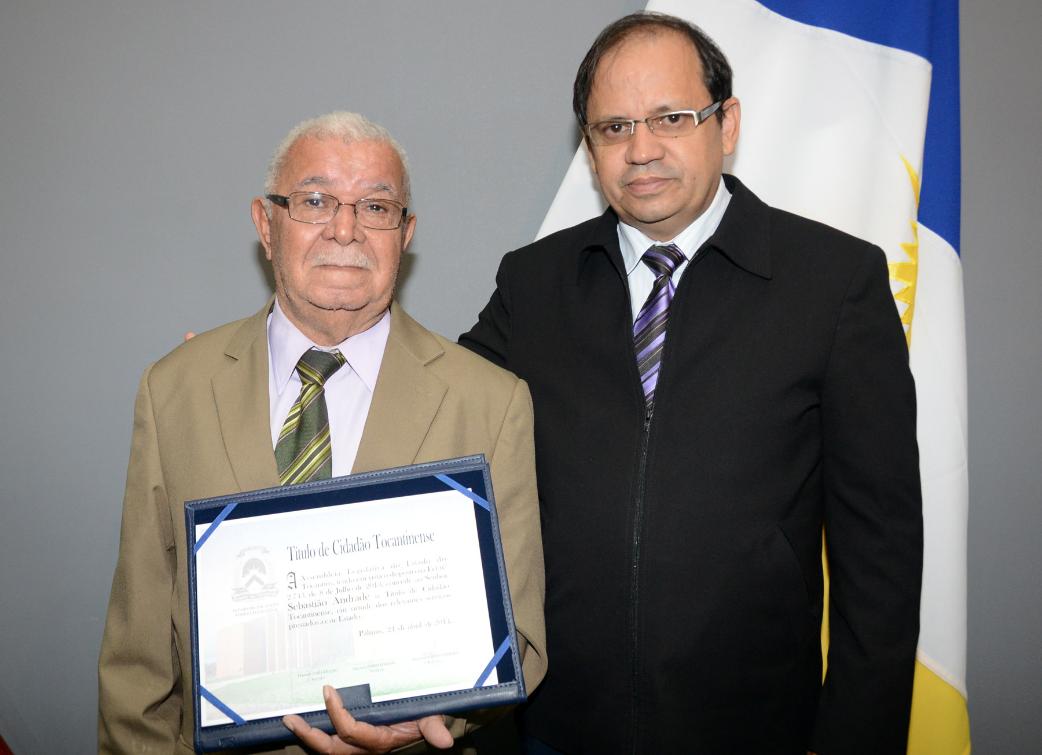 Deputado Eli Borges entrega o título de cidadão tocantinense ao pastor Sebastião.