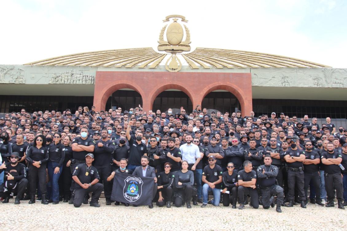 Léo Barbosa e Policiais Penais em frente ao Palácio Araguaia