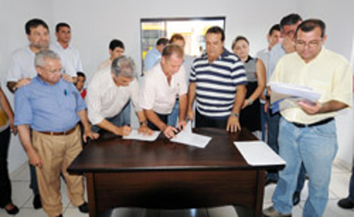 Deputados acompanham assinaturas de convênios