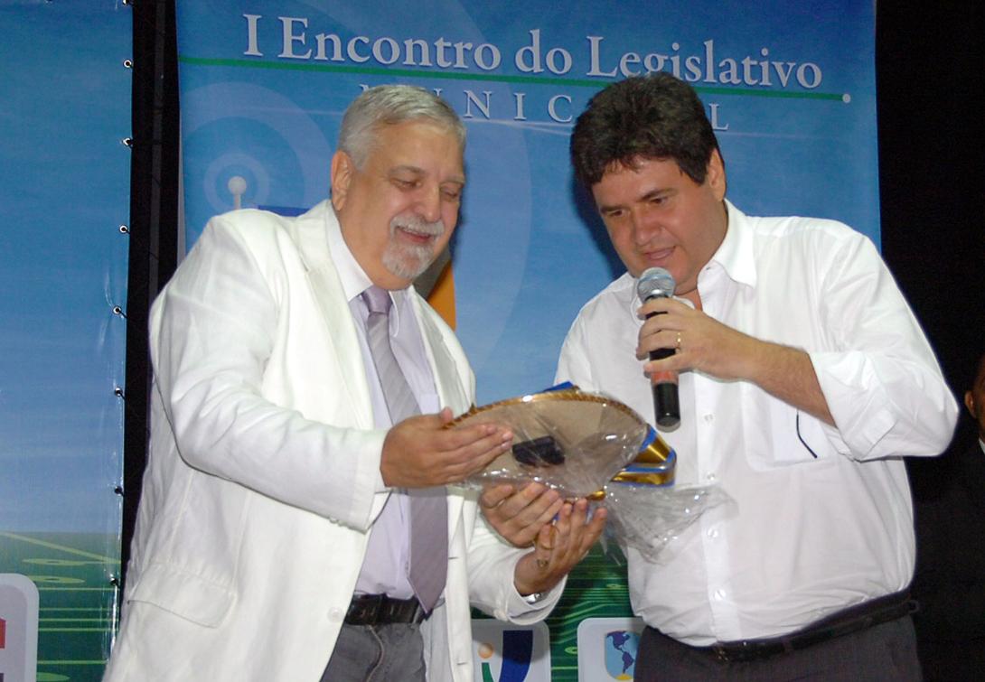 Júnior Coimbra entrega homenagem à Manhanelly