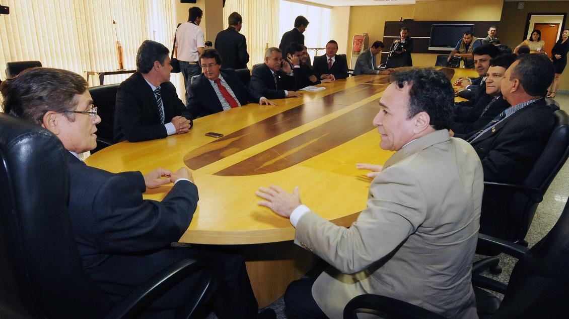 João Oliveira reune-se com deputados