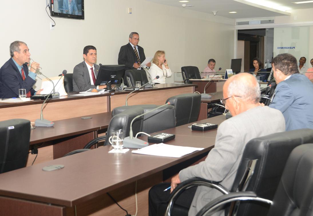 CCJ rejeita projeto de aumento salarial do governador, vice e secretários
