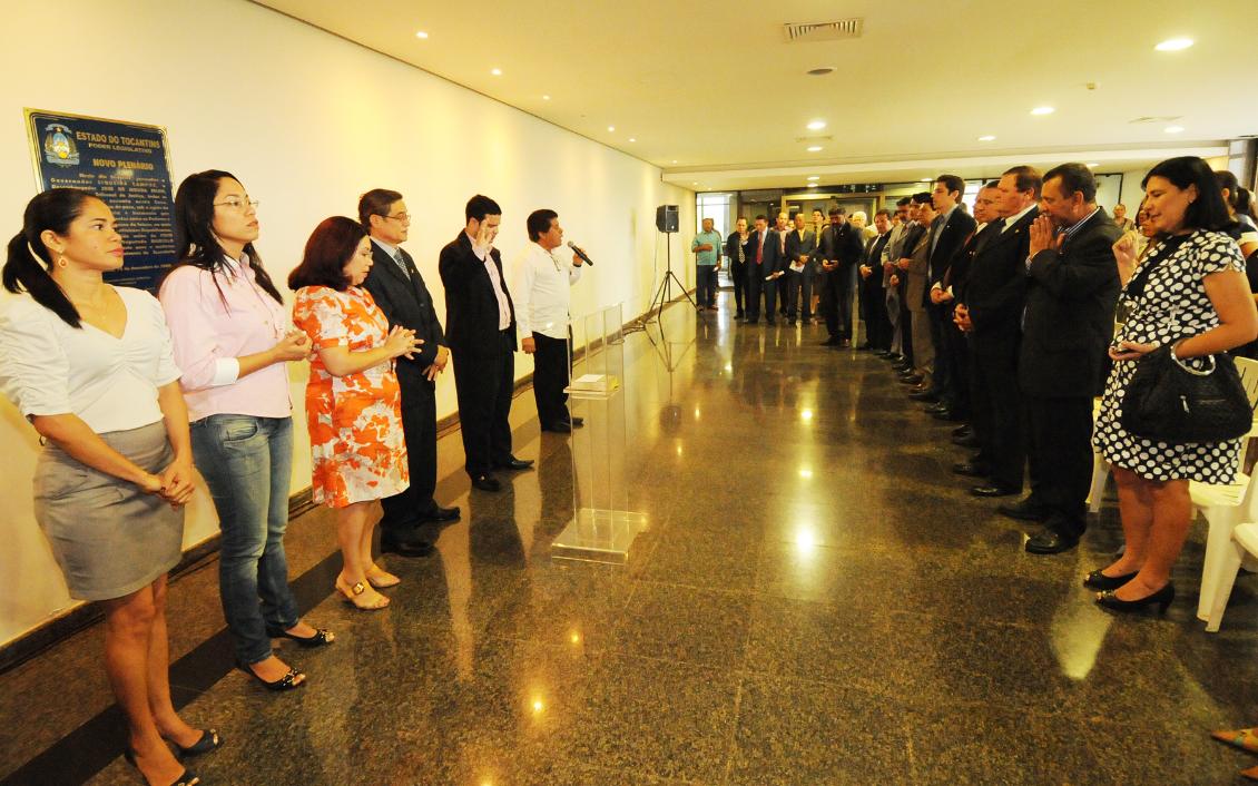Deputados e servidores oram pela saúde de Moreira