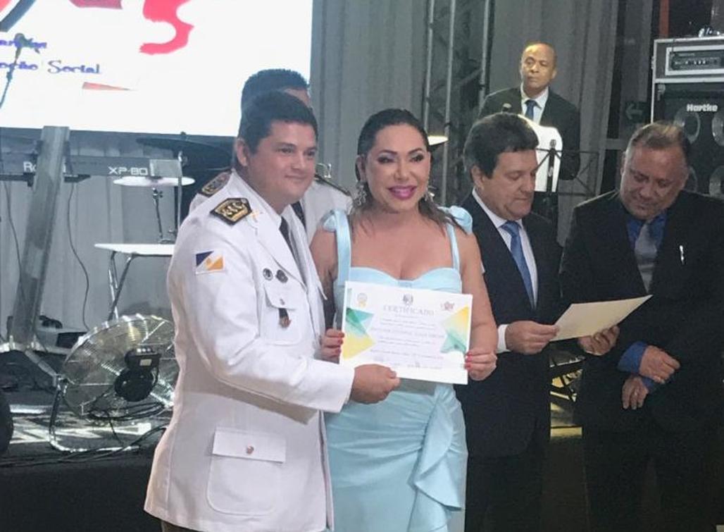 Coronel Wesley Souza entrega à deputada Luana Ribeiro o certificado: reocnhecimento 