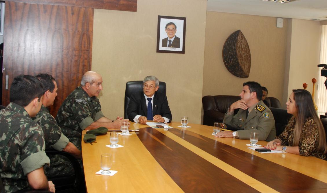 Moreira recebeu militares na sala da presidência