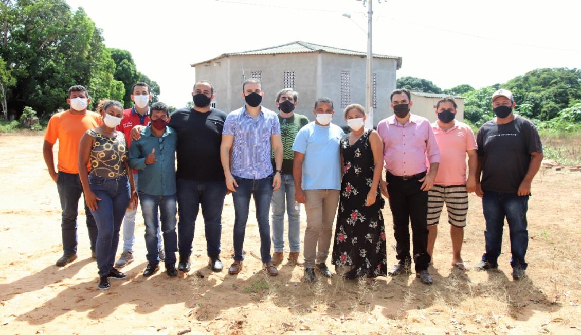 Deputado Léo Barbosa e moradores do Povoado Cocalinho no local em que será construída a praça