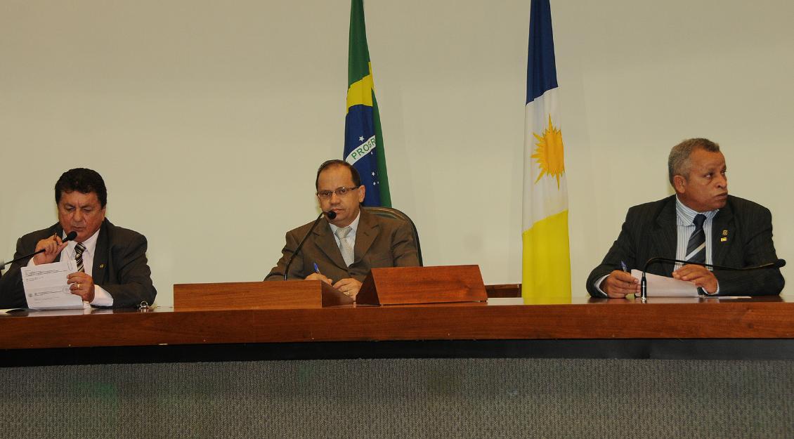 Deputado Eli Borges preside sessão