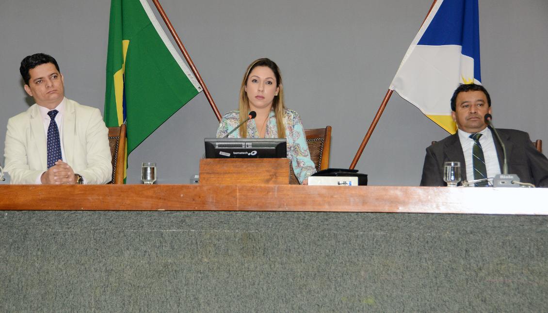 Deputada Luana Ribeiro preside sessão e encaminha projetos para CCJ