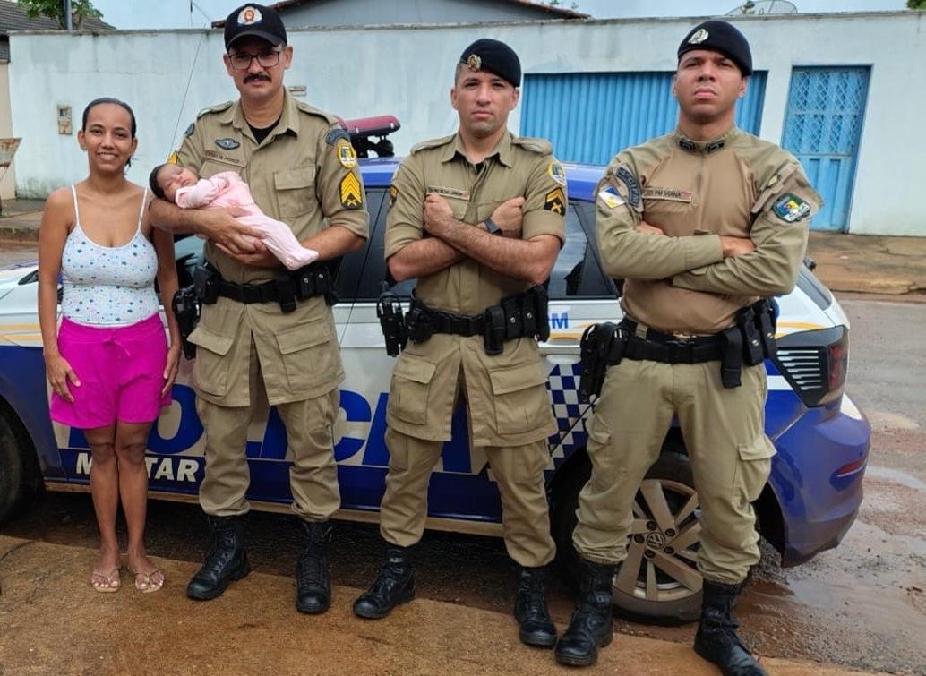 Policiais da 4ª  CIPM com Meiry Anne Alves Farias, mãe da recém-nascida salva