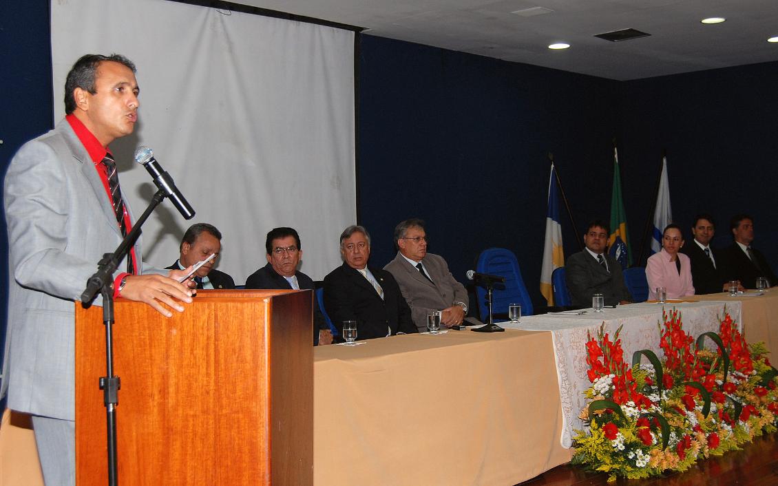 Presidente Carlos Gaguim discursa em seminário
