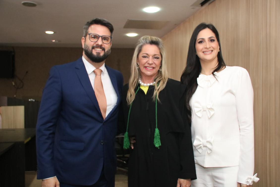 Deputado com a defensora Estellamaris Postal e a secretária executiva da Sedes, Fernanda Pitaluga