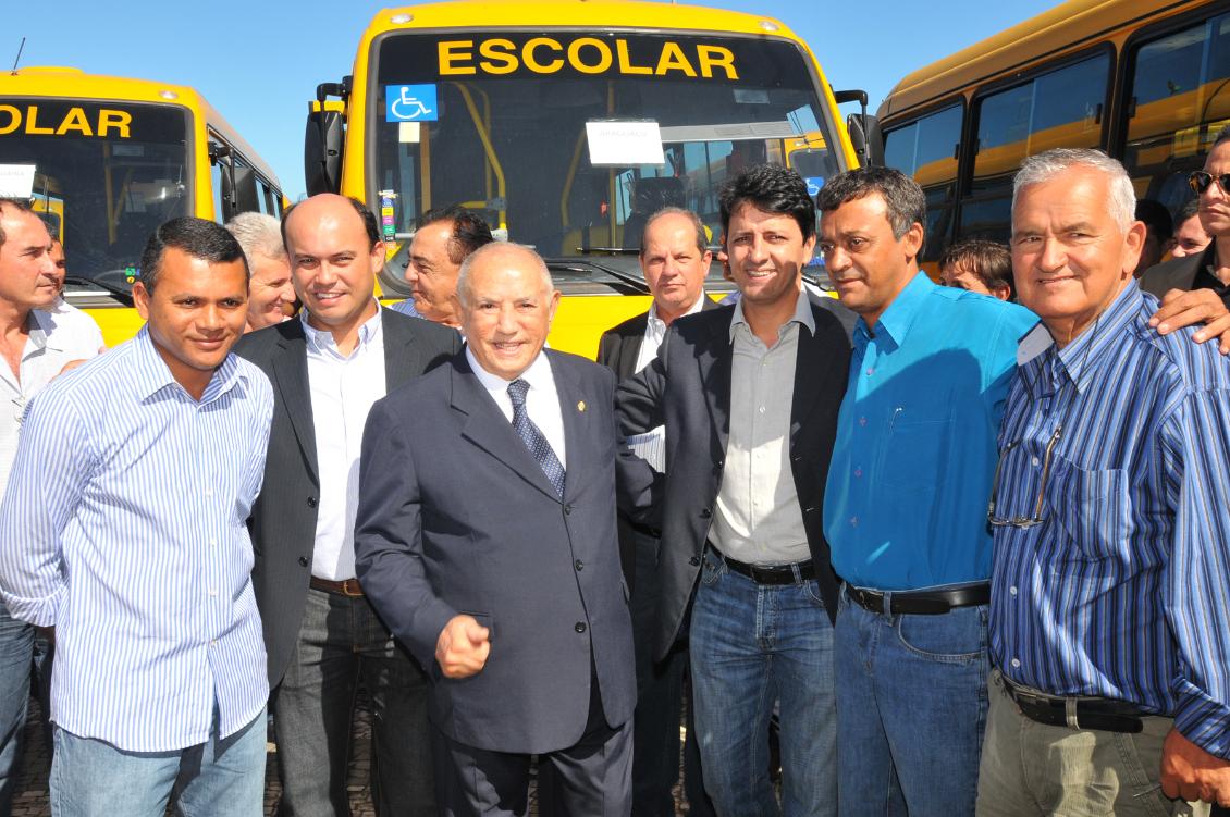 Sandoval quer ônibus a serviço das escolas