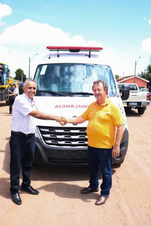 Prefeito Joctã e Vilmar celebram a chegada do veículo ao município