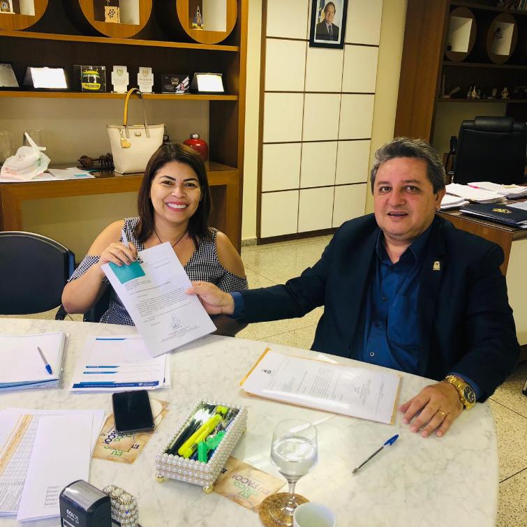 Jair Farias entrega ofícios à Secretária da Educação, Adriana Aguiar, pedindo término de obras 
