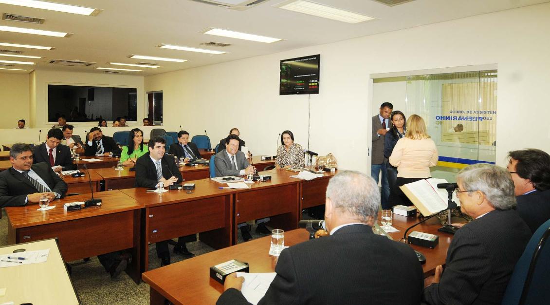 Deputados reunidos na Sala das Comissões